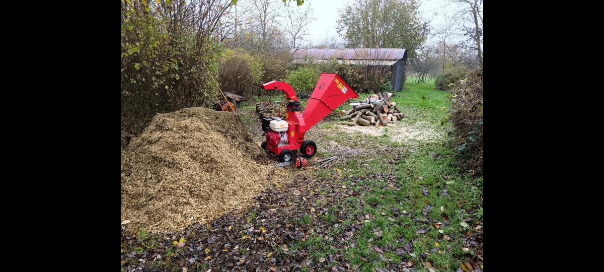 Chantier d'entretien de jardin réalisé par ANTOINE JARDIN SERVICES, paysagiste du réseau Factotum, près de Comines